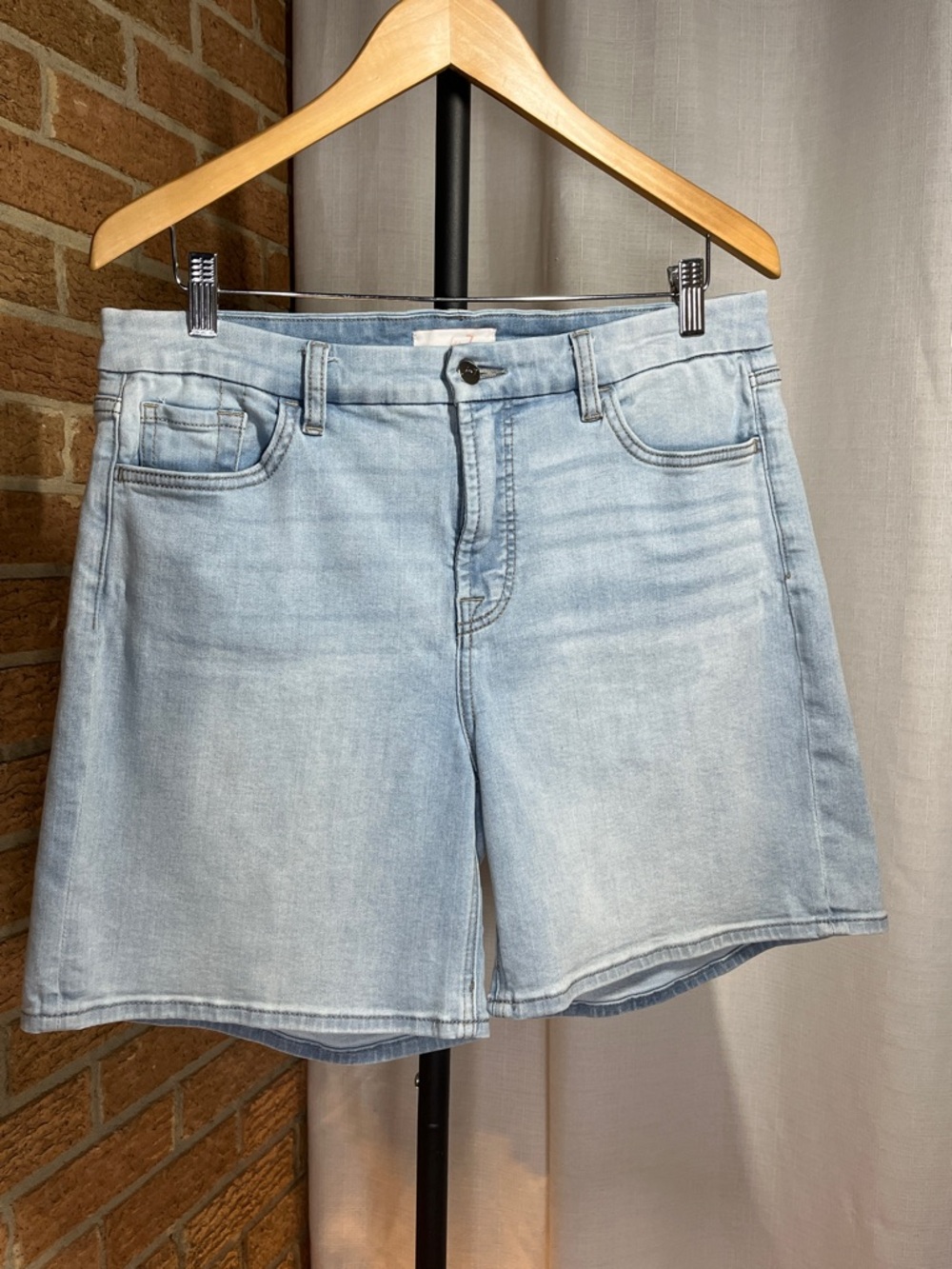 JEN7 Seven for all Mankind light denim Jorts - Jean shorts - size 10